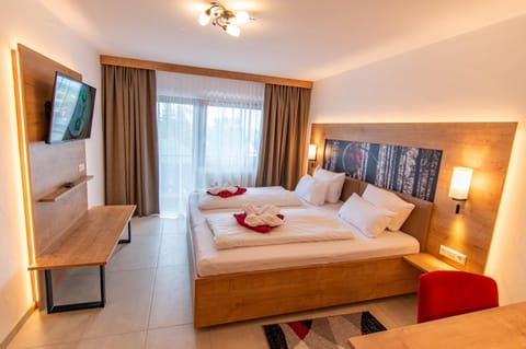 Bed, TV and multimedia, Living room, Photo of the whole room