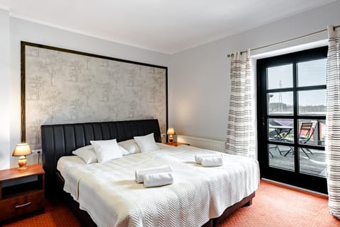 Bed, People, View (from property/room), Balcony/Terrace, Photo of the whole room, Bedroom, Guests, Garden view, Meals, Family, locker, towels