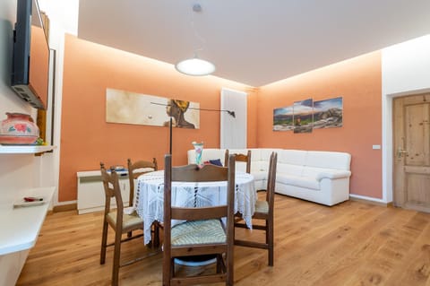 TV and multimedia, Living room, Seating area, Dining area