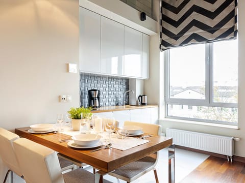 Kitchen or kitchenette, Dining area