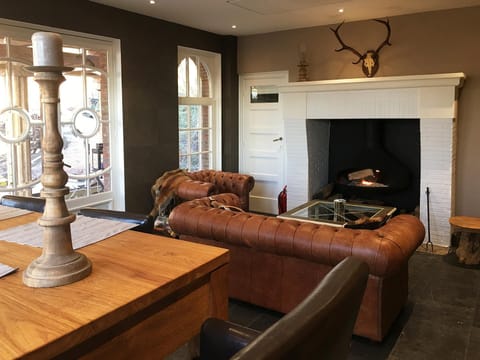 Living room, Decorative detail, Seating area, Area and facilities