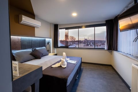 Bed, Photo of the whole room, towels, air conditioner