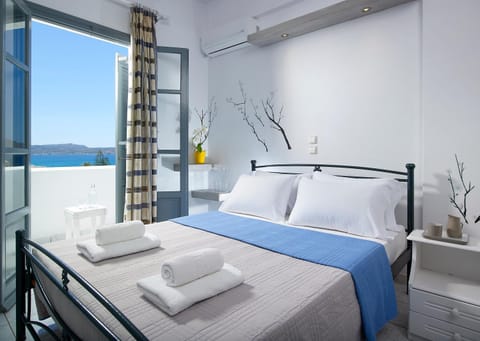 Bed, Balcony/Terrace, Photo of the whole room, Sea view