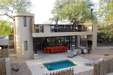 Property building, Patio, Day, Balcony/Terrace, Pool view, Swimming pool, sunbed