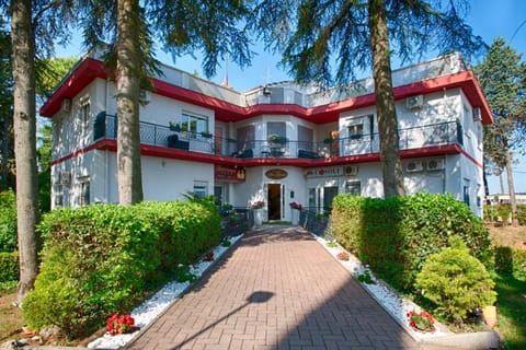 Restaurant/places to eat, Facade/entrance, Garden, View (from property/room), Street view