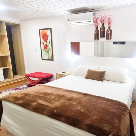 Bed, Photo of the whole room, Bedroom, air conditioner