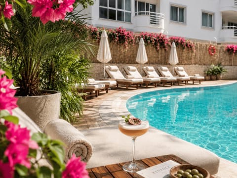 Property building, Patio, Spring, Day, Natural landscape, Garden, Garden, Living room, Food and drinks, Seating area, Garden view, Pool view, Swimming pool, Swimming pool, Drinks, Alcoholic drinks, sunbed