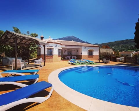 Property building, Natural landscape, Mountain view, Pool view, Swimming pool, Swimming pool, sunbed