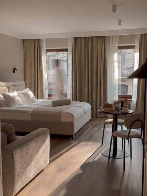 View (from property/room), Seating area, Bedroom, City view