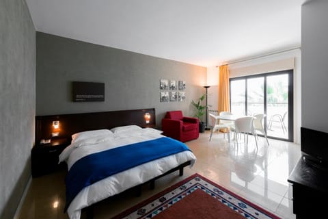 Bed, Photo of the whole room, Seating area, Bedroom