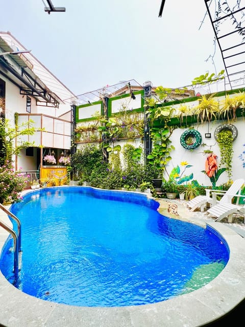 Day, Swimming pool