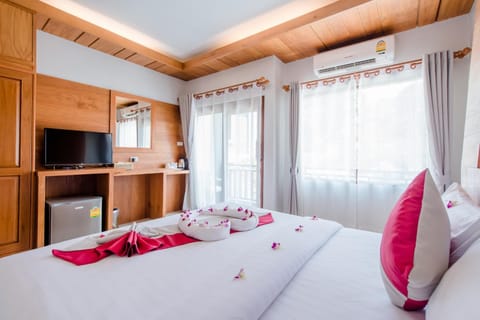 Bed, TV and multimedia, Photo of the whole room, Bedroom, towels, wardrobe, air conditioner