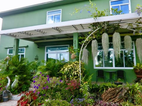 Property building, Facade/entrance, Day, Garden, Balcony/Terrace, On site, Garden view, Family