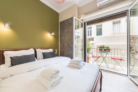 Bed, Bedroom, towels