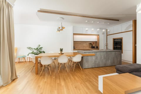Kitchen or kitchenette, Dining area