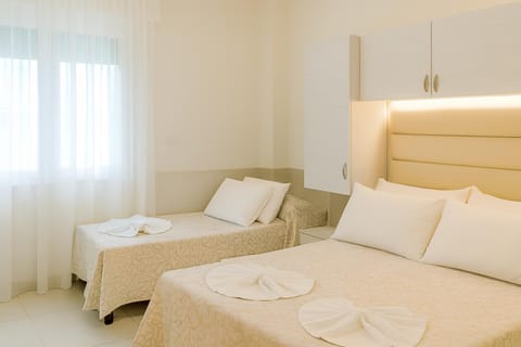 Bed, Bedroom, towels