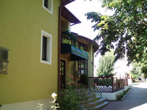 Facade/entrance