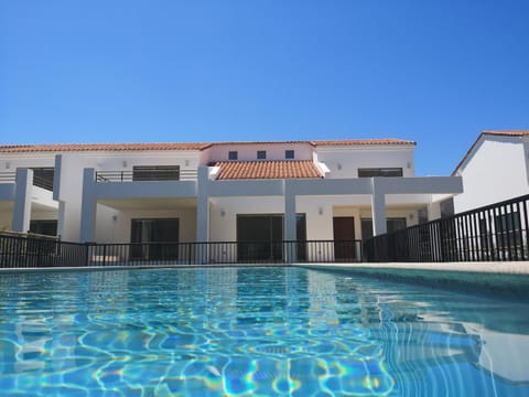 Property building, Day, Pool view, Swimming pool