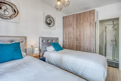 Shower, Bed, Bathroom, Photo of the whole room, Bedroom, internet, wardrobe