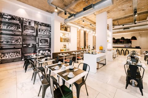Restaurant/places to eat, Kitchen or kitchenette, Living room, Food and drinks, Banquet/Function facilities, Seating area, Food