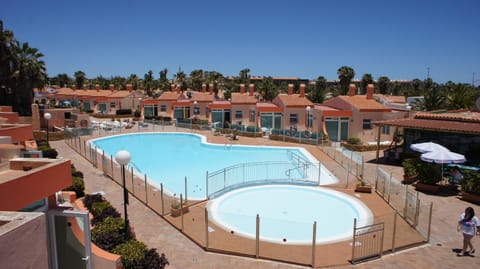 Property building, Day, Swimming pool, Swimming pool