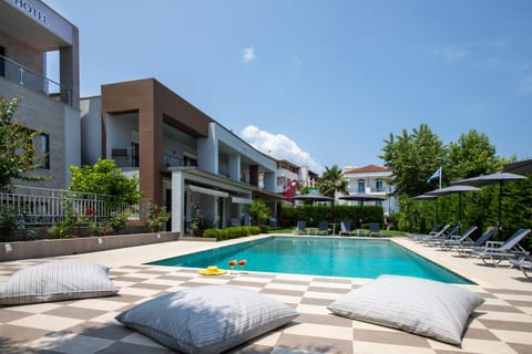 Property building, Day, Pool view, Swimming pool, Swimming pool, sunbed