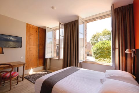 Photo of the whole room, Garden view