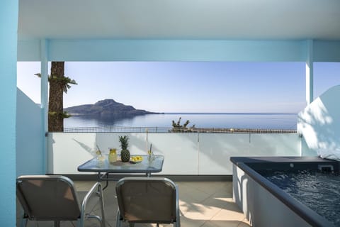 Hot Tub, Balcony/Terrace, Dining area, Sea view