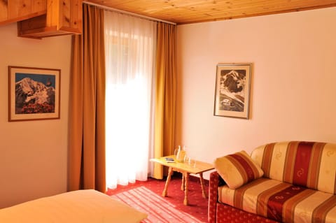 Day, Decorative detail