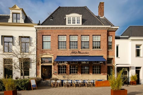 Restaurant/places to eat, Location