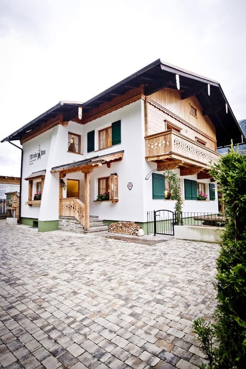 Facade/entrance, Facade/entrance, Spring, Winter, Summer, BBQ facilities, View (from property/room), View (from property/room), Balcony/Terrace, Decorative detail, Animals, Autumn, Pets, Mountain view, Street view, Seasons, Family