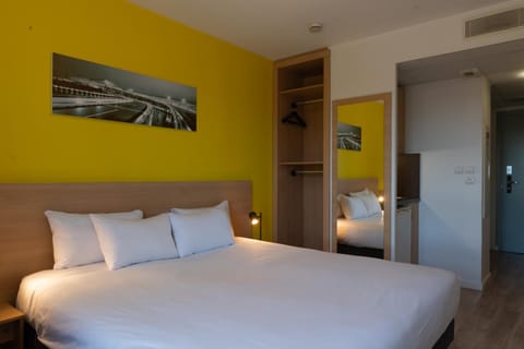 Bed, Photo of the whole room, Bedroom, wardrobe