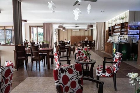 Restaurant/places to eat, Seating area