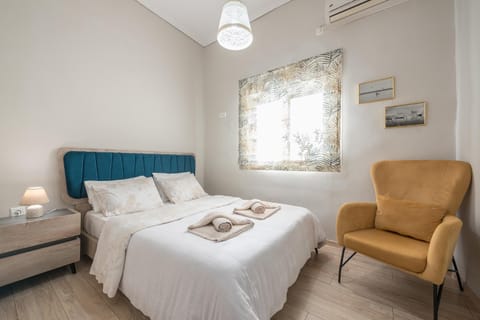 Bed, Photo of the whole room, Decorative detail, Decorative detail, Seating area, Bedroom, towels, towels, air conditioner, air conditioner