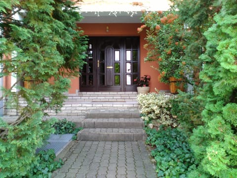 Facade/entrance