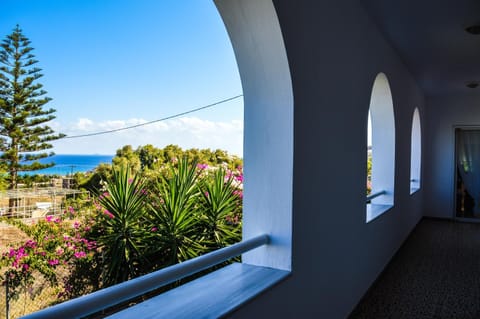 Photo of the whole room, Sea view