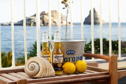 View (from property/room), Food and drinks, Sea view, Drinks, Alcoholic drinks