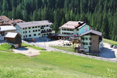 Facade/entrance, Bird's eye view