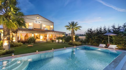 Property building, Garden, Swimming pool, Swimming pool