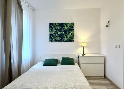 Bed, Photo of the whole room, Seating area