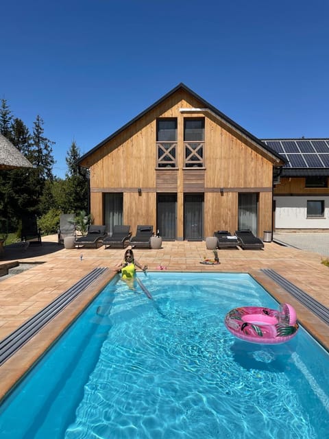 Property building, Balcony/Terrace, Pool view, Swimming pool, Swimming pool