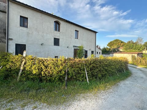 - Il Casale Toscano - No Breakfast - Free Parking Country House in Pisa