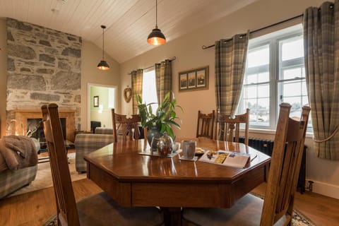 TV and multimedia, Living room, Decorative detail, Seating area, Dining area