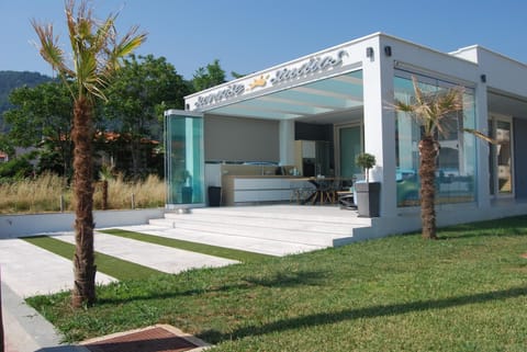 Property building, Facade/entrance, Natural landscape, Garden