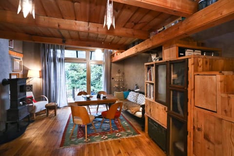 Living room, Seating area, Dining area, oven