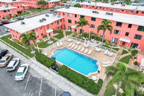 Bird's eye view, Pool view