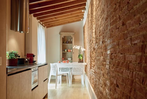 Kitchen or kitchenette, Dining area