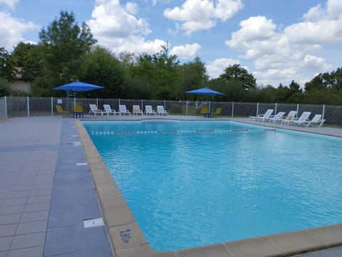 Swimming pool, sunbed