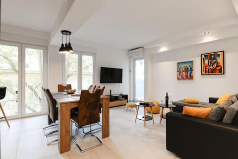 TV and multimedia, Living room, Seating area, Dining area