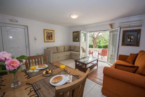 View (from property/room), Living room, Decorative detail, Decorative detail, Seating area, Dining area, Garden view, Garden view, Mountain view, Inner courtyard view, air conditioner